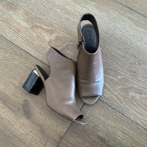 Tory Burch sandals. Women's size 7. Color dark tan.